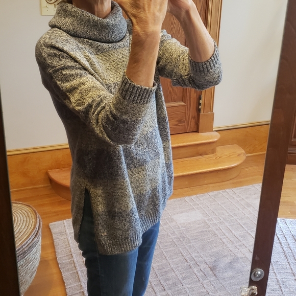 Tommy Hilfiger Oversized Turtleneck Sweater | Navy, Cream & Metalic Gold | XS - Picture 2 of 6